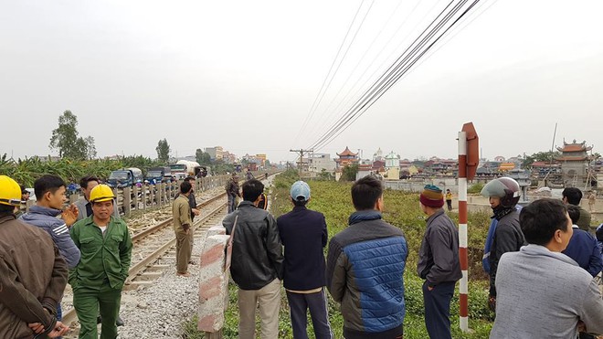 Băng qua đường sắt không quan sát, đôi nam nữ bị tàu hỏa đâm tử vong - Ảnh 1.