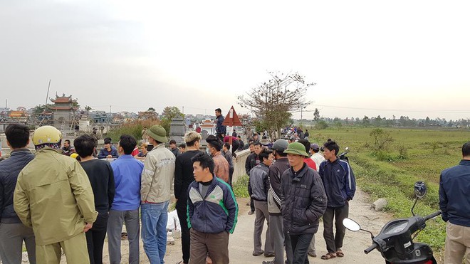 Băng qua đường sắt không quan sát, đôi nam nữ bị tàu hỏa đâm tử vong - Ảnh 2. Băng qua đường sắt không quan sát, đôi nam nữ bị tàu hỏa đâm tử vong - Ảnh 2.