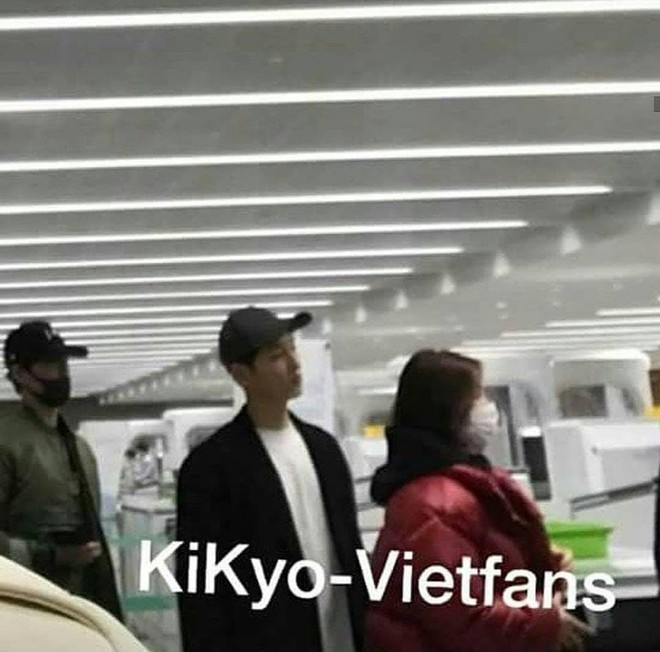 Vợ chồng son Song Joong Ki - Song Hye Kyo bên nhau không rời khi ở sân bay đi Paris - Ảnh 1.