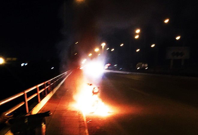 Đồng Nai: Thanh niên đốt xe máy của mình rồi nhảy cầu tự tử - Ảnh 1.
