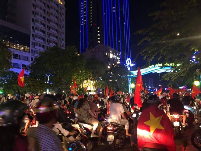 U23 Việt Nam ngược dòng vào bán kết, hàng triệu CĐV mang cờ tổ quốc đổ ra đường ăn mừng chiến thắng - Ảnh 34.