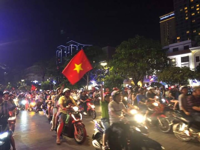 U23 Việt Nam ngược dòng vào bán kết, hàng triệu CĐV mang cờ tổ quốc đổ ra đường ăn mừng chiến thắng - Ảnh 37.