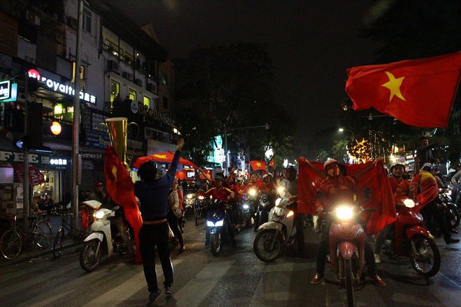 U23 Việt Nam ngược dòng vào bán kết, hàng triệu CĐV mang cờ tổ quốc đổ ra đường ăn mừng chiến thắng - Ảnh 5.