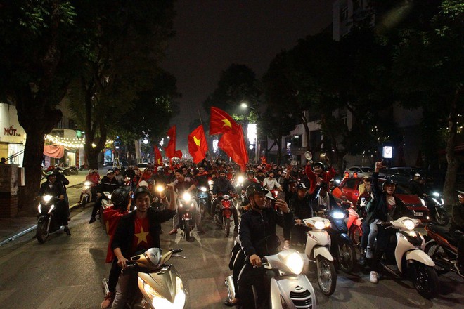 U23 Việt Nam ngược dòng vào bán kết, hàng triệu CĐV mang cờ tổ quốc đổ ra đường ăn mừng chiến thắng - Ảnh 7.
