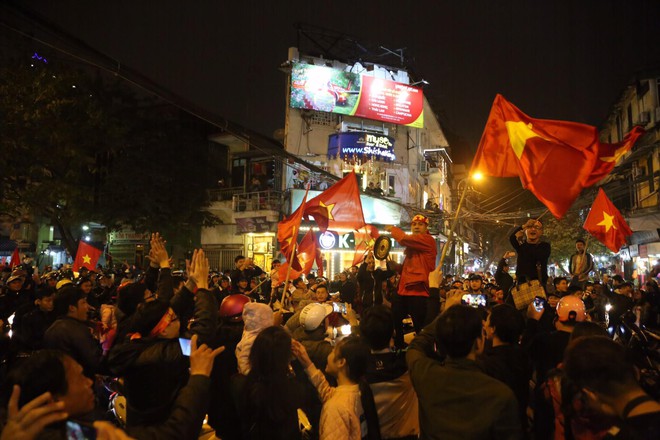 U23 Việt Nam ngược dòng vào bán kết, hàng triệu CĐV mang cờ tổ quốc đổ ra đường ăn mừng chiến thắng - Ảnh 8.