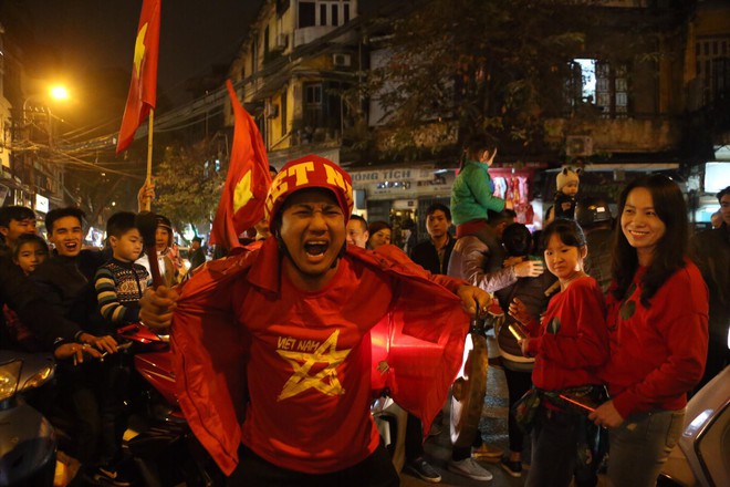 U23 Việt Nam ngược dòng vào bán kết, hàng triệu CĐV mang cờ tổ quốc đổ ra đường ăn mừng chiến thắng - Ảnh 9.