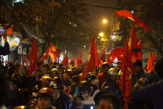 U23 Việt Nam ngược dòng vào bán kết, hàng triệu CĐV mang cờ tổ quốc đổ ra đường ăn mừng chiến thắng - Ảnh 10.