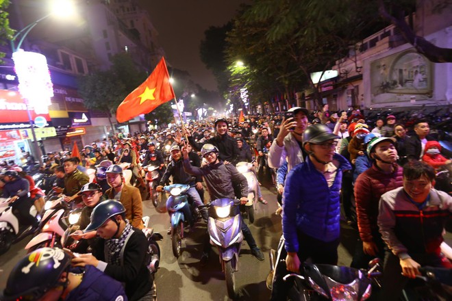 U23 Việt Nam ngược dòng vào bán kết, hàng triệu CĐV mang cờ tổ quốc đổ ra đường ăn mừng chiến thắng - Ảnh 12.
