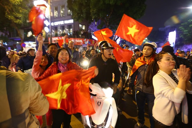 U23 Việt Nam ngược dòng vào bán kết, hàng triệu CĐV mang cờ tổ quốc đổ ra đường ăn mừng chiến thắng - Ảnh 13.