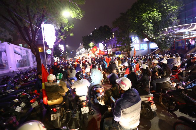 U23 Việt Nam ngược dòng vào bán kết, hàng triệu CĐV mang cờ tổ quốc đổ ra đường ăn mừng chiến thắng - Ảnh 16.