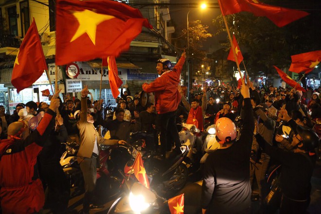 U23 Việt Nam ngược dòng vào bán kết, hàng triệu CĐV mang cờ tổ quốc đổ ra đường ăn mừng chiến thắng - Ảnh 18.
