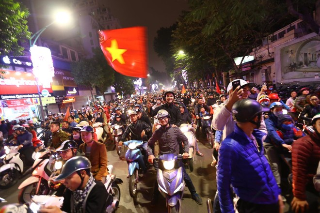 U23 Việt Nam ngược dòng vào bán kết, hàng triệu CĐV mang cờ tổ quốc đổ ra đường ăn mừng chiến thắng - Ảnh 19.