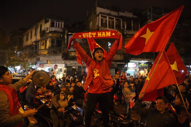 U23 Việt Nam ngược dòng vào bán kết, hàng triệu CĐV mang cờ tổ quốc đổ ra đường ăn mừng chiến thắng - Ảnh 20.