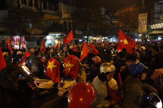 U23 Việt Nam ngược dòng vào bán kết, hàng triệu CĐV mang cờ tổ quốc đổ ra đường ăn mừng chiến thắng - Ảnh 21.