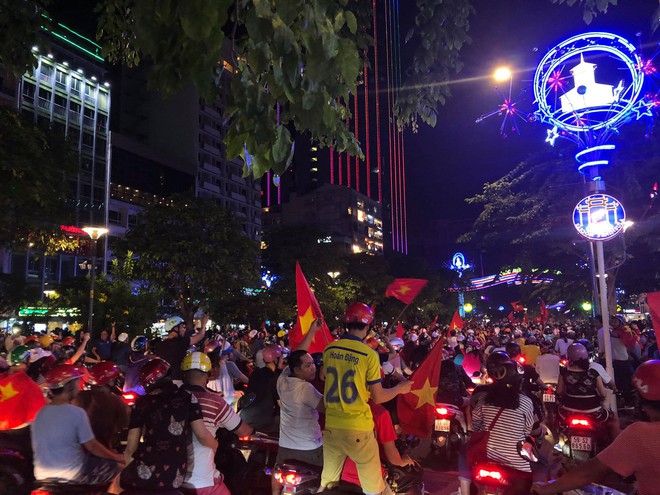 U23 Việt Nam ngược dòng vào bán kết, hàng triệu CĐV mang cờ tổ quốc đổ ra đường ăn mừng chiến thắng - Ảnh 31.