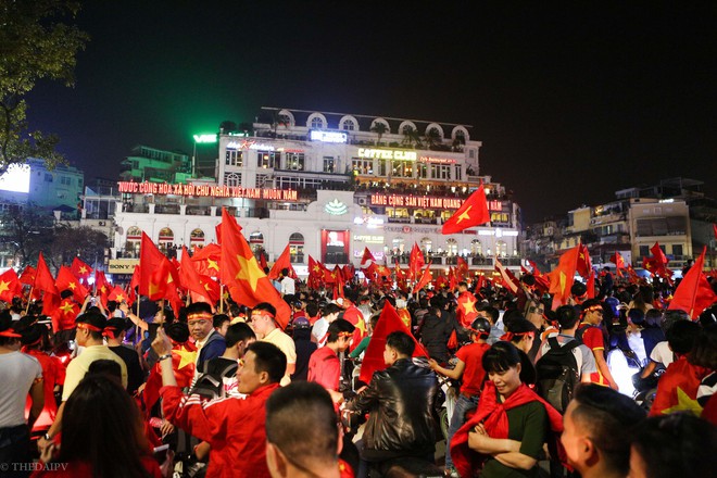 Nhiều người làm gấp visa, bỏ ra hàng chục triệu đồng rục rịch đi xem trực tiếp U23 Việt Nam thi đấu chung kết - Ảnh 3.
