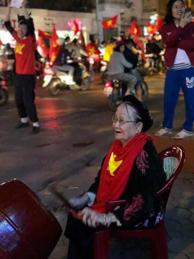 Những bà ngoại khí chất ngời ngời, quẩy tưng bừng trên phố ăn mừng chiến thắng của đội tuyển U23 Việt Nam - Ảnh 2.