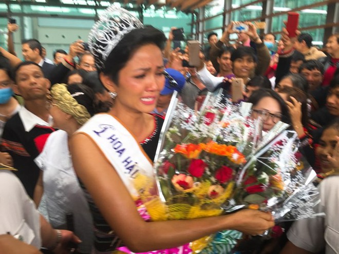 Tân Hoa hậu Hoàn vũ HHen Niê òa khóc trong vòng tay bố mẹ khi trở về buôn làng - Ảnh 8.