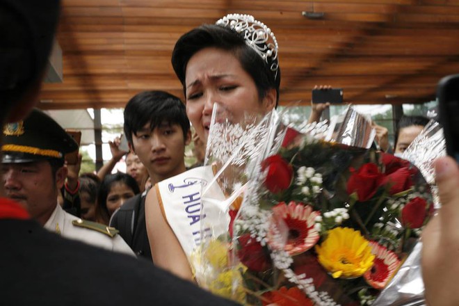 Tân Hoa hậu Hoàn vũ HHen Niê òa khóc trong vòng tay bố mẹ khi trở về buôn làng - Ảnh 9.