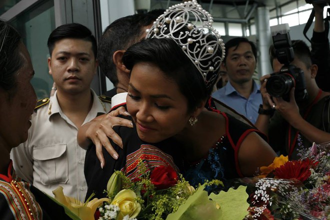 Tân Hoa hậu Hoàn vũ HHen Niê òa khóc trong vòng tay bố mẹ khi trở về buôn làng - Ảnh 2.