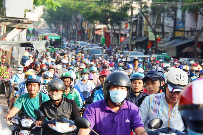 Kẹt xe từ sáng sớm, người Sài Gòn chen chúc đi làm trong tiết trời se lạnh ngày đầu tiên trong năm mới - Ảnh 6.