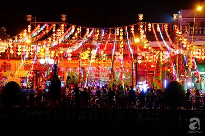 Biển người đi lễ hội Rằm tháng Giêng lúc nửa đêm, chùa Bà ở Bình Dương trang hoàng lộng lẫy như Hội An thu nhỏ - Ảnh 12.