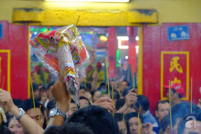 Biển người đi lễ hội Rằm tháng Giêng lúc nửa đêm, chùa Bà ở Bình Dương trang hoàng lộng lẫy như Hội An thu nhỏ - Ảnh 10.