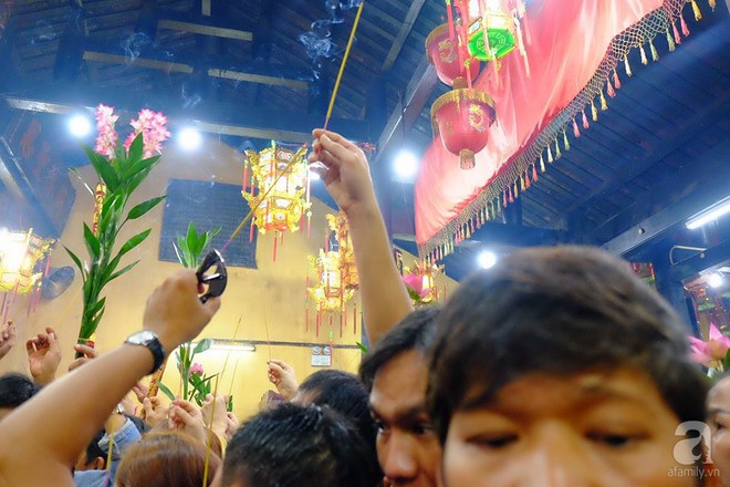 Biển người đi lễ hội Rằm tháng Giêng lúc nửa đêm, chùa Bà ở Bình Dương trang hoàng lộng lẫy như Hội An thu nhỏ - Ảnh 6.