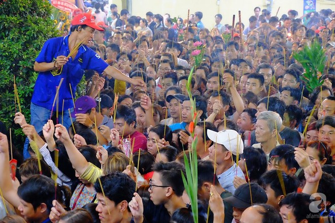 Biển người đi lễ hội Rằm tháng Giêng lúc nửa đêm, chùa Bà ở Bình Dương trang hoàng lộng lẫy như Hội An thu nhỏ - Ảnh 2.