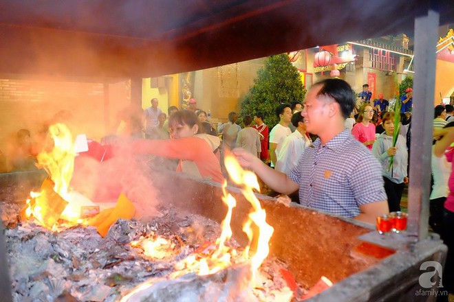 Biển người đi lễ hội Rằm tháng Giêng lúc nửa đêm, chùa Bà ở Bình Dương trang hoàng lộng lẫy như Hội An thu nhỏ - Ảnh 4.