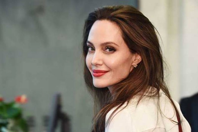 Sau hơn 1 năm từ bỏ người đàn ông từng yêu nồng say suốt cả thập kỷ, Angelina Jolie đang sống thế nào? - Ảnh 4.