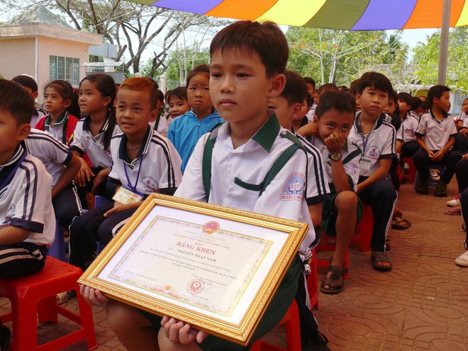 Nhặt được 44 triệu đồng, cậu bé lớp 3 không dám đi chơi, quấn lấy ông bà nội để chờ trả lại cho người mất - Ảnh 7.