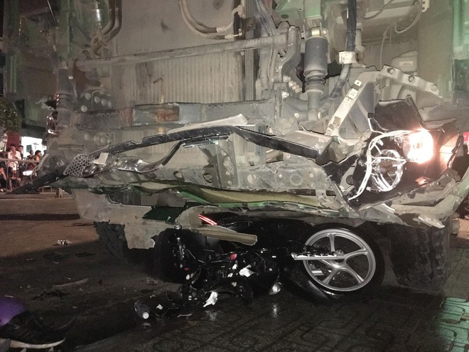 TP.HCM: Xe ben nghi mất phanh, lao sang đường ngược chiều cuốn hàng loạt xe máy vào gầm, ít nhất 9 người bị thương - Ảnh 2.