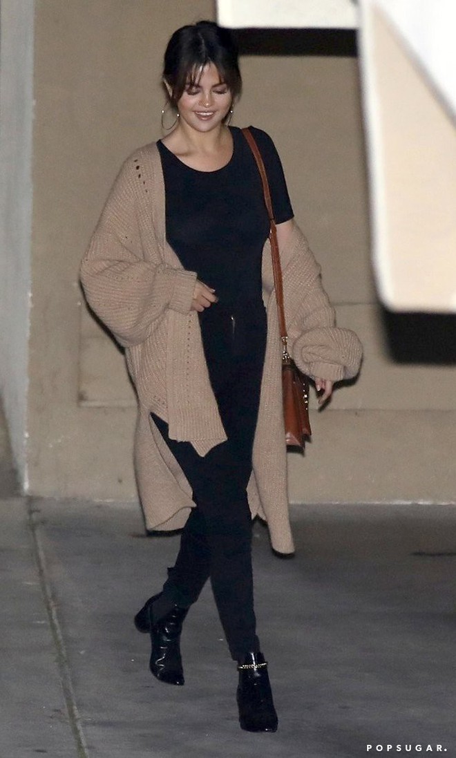 Selena Gomez đi boot cọc cạch, diện cùng một chiếc cardigan với 2 style khác nhau trong 2 ngày liên tiếp - Ảnh 4.