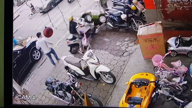 Thót tim clip mẹ bất cẩn dừng xe không tắt máy, con vít ga xe đè qua người phụ nữ đi trên vỉa hè - Ảnh 3. Thót tim clip mẹ bất cẩn dừng xe không tắt máy, con vít ga xe đè qua người phụ nữ đi trên vỉa hè - Ảnh 3.