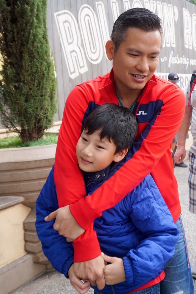 Con trai Jennifer Phạm quấn quýt bên cha dượng Đức Hải trong chuyến du lịch gia đình - Ảnh 3.