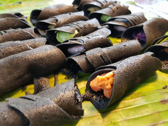 Chiêm ngưỡng món bánh đen xì nhưng cực đẹp mắt và thu hút vô số khách ở Thái Lan - Ảnh 1.