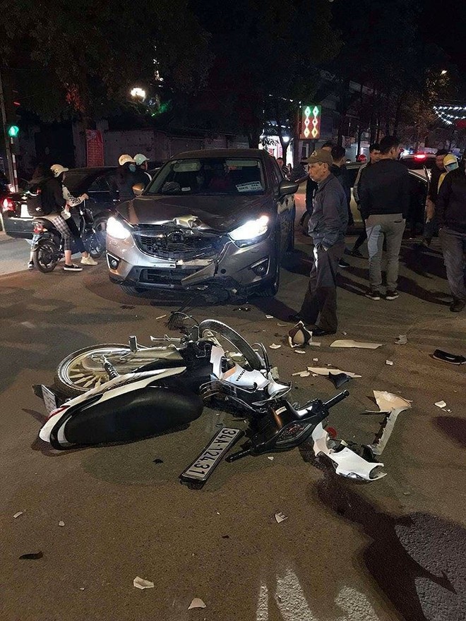Lạng Sơn: Xe mô tô nát bét, 3 người trọng thương trong cú va chạm kinh hoàng - Ảnh 1.