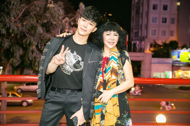 Nathan Lee cười rạng rỡ khi được mẹ hộ tống đi diễn - Ảnh 8. Nathan Lee cười rạng rỡ khi được mẹ hộ tống đi diễn - Ảnh 8.