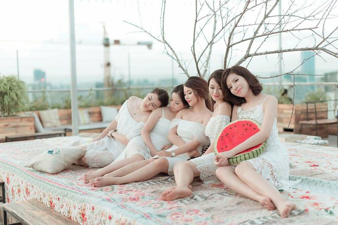 Các chị mẹ xứ Kinh Bắc có 10 con mà vẫn mải chơi, ở nhà hay ra phố vẫn phải rực rỡ - Ảnh 12.