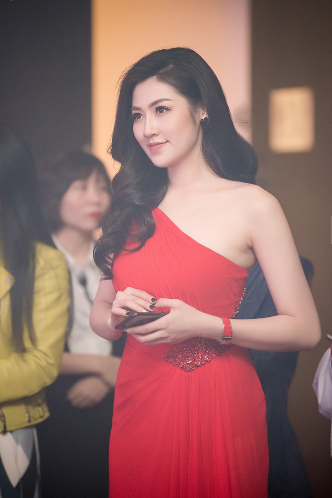 Á hậu Tú Anh diện đầm lệch vai khoe sắc bên hot girl Châu Bùi - Ảnh 8.