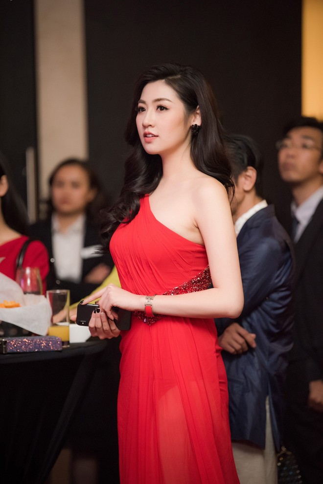 Á hậu Tú Anh diện đầm lệch vai khoe sắc bên hot girl Châu Bùi - Ảnh 9.