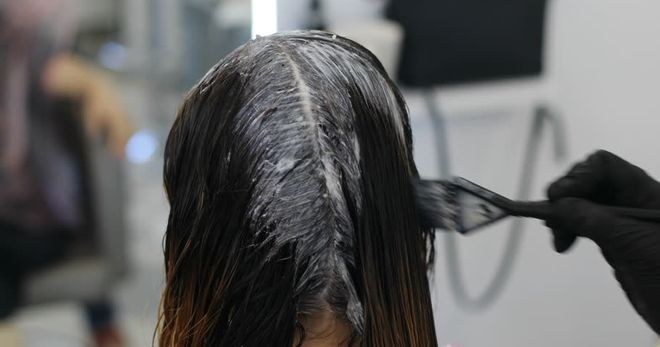Người phụ nữ bị xơ gan mãn tính vì thói quen nhuộm tóc rất nhiều chị em đang làm - Ảnh 1.