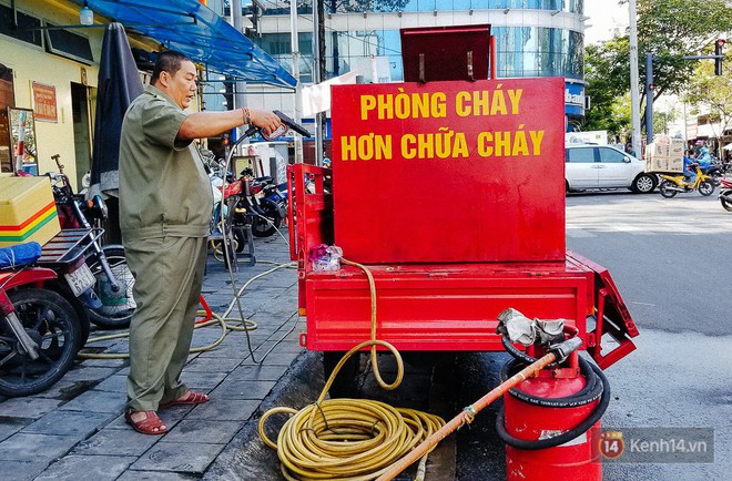 Người bảo vệ nghèo vay tiền ngân hàng, tự chế xe chữa cháy mini chống giặc lửa trong hẻm nhỏ Sài Gòn - Ảnh 5.