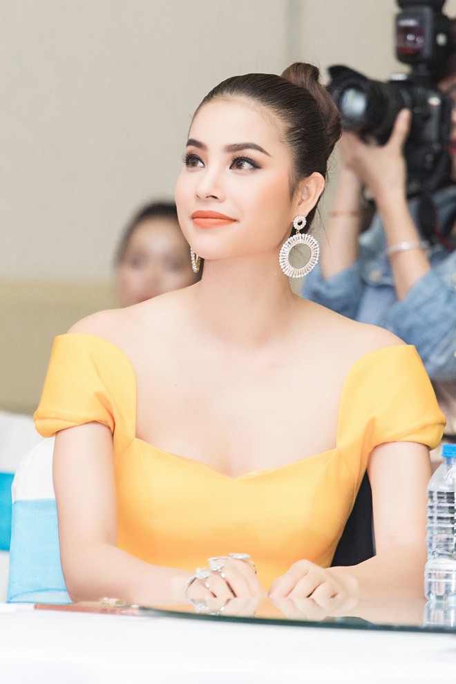 Hoa hậu Phạm Hương diện đầm vàng rực rỡ, khoe trọn vẻ đẹp kiêu sa - Ảnh 7.