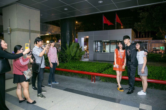 Nathan Lee cười rạng rỡ khi được mẹ hộ tống đi diễn - Ảnh 3. Nathan Lee cười rạng rỡ khi được mẹ hộ tống đi diễn - Ảnh 3.