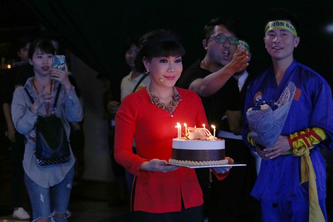 Á hậu Hoàng Thùy bất ngờ mừng sinh nhật cùng Hoài Linh - Việt Hương - Ảnh 2.