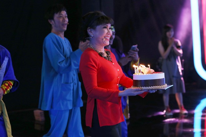 Á hậu Hoàng Thùy bất ngờ mừng sinh nhật cùng Hoài Linh - Việt Hương - Ảnh 3.