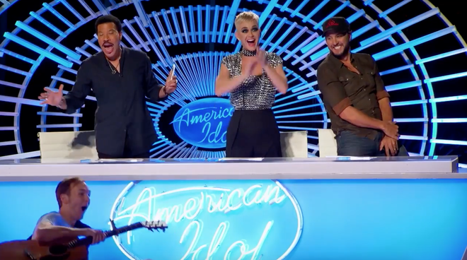 Katy Perry lừa hôn chàng trai 20 tuổi trong tập mở màn American Idol 16 - Ảnh 2.
