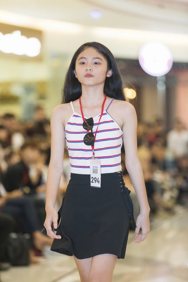 Mẫu 13 tuổi catwalk ấn tượng gây sốt, xuất hiện thí sinh giống Hoàng Thùy tại buổi casting VIFW Xuân/Hè 2018 - Ảnh 1.